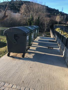Zabojniki za odpadke pri pokopališč; Vir: Komunala Sežana