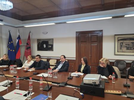 Sestanek glede objekta Doma na Krasu; Vir: Občina Sežana