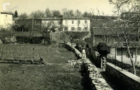 V stavbi, kjer domuje podružnična šola Tomaj, je rasel se učil in pesnil Srečko Kosovel. Tu so Kosovelovi stanovali med letoma 1908 in 1924. Stavba je bila leta 2008 v celoti obnovljena, opremljena je s sodobno opremo. Vir: Kamra.si