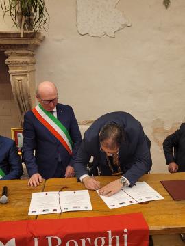 Podpis akta o potrditvi prijateljstva; Vir: Občina Sežana