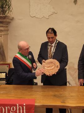 Izmenjava protokolarnih daril; Vir: Občina Sežana