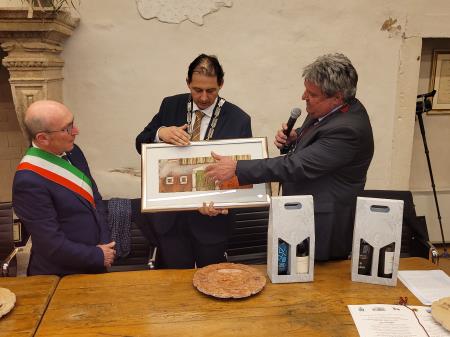 Izmenjava protokolarnih daril; Vir: Občina Sežana