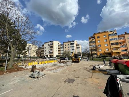 Gradnja ekološkega otoka na Ulici I. tankovske brigade v Sežani. Vir: Arhiv Občine Sežana