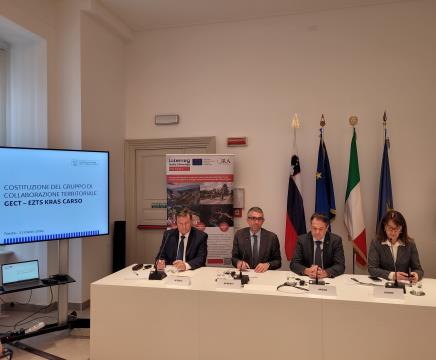 Podpis Pisma o nameri za ustanoviev EZTS Kras-Carso; Vir: Občina Sežana