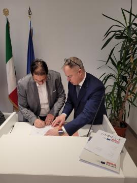 Podpis Pisma o nameri za ustanoviev EZTS Kras-Carso; Vir: Občina Sežana