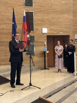 Nagovor župana pred predstavo VLAK ŠT. 1 2 3 V BODOČNOST; Vir: Občina Sežana