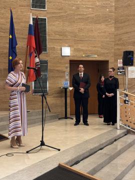 Nagovor ministrice pred predstavo VLAK ŠT. 1 2 3  V BODOČNOST; Vir: Občina Sežana