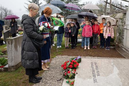 Ministrica ob grobu Srečka kosovela; Avtor: Katja Kodba/STA