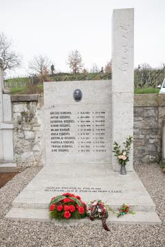 Prenovljen spomenik in grob družine kosovel; Avtor: Katja Kodba/STA 