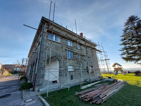 Sanacija strehe stare šole na Štjaku, Vir: Arhiv Občine Sežana