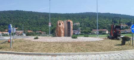 Krožišče v vasi Lokev, Vir: KS Lokev