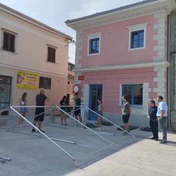 Predaja in prikaz postavitve šotora; Vir: Občina Sežana