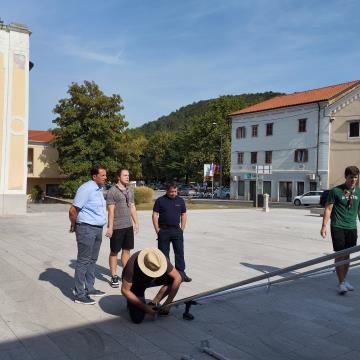 Predaja in prikaz postavitve šotora; Vir: Občina Sežana