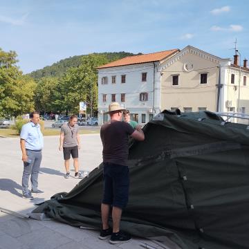 Predaja in prikaz postavitve šotora; Vir: Občina Sežana