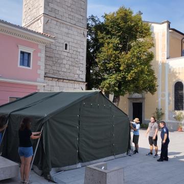 Predaja in prikaz postavitve šotora; Vir: Občina Sežana