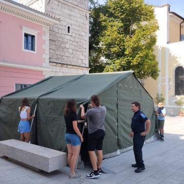 Predaja in prikaz postavitve šotora; Vir: Občina Sežana