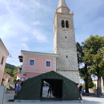 Predaja in prikaz postavitve šotora; Vir: Občina Sežana