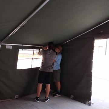 Predaja in prikaz postavitve šotora; Vir: Občina Sežana