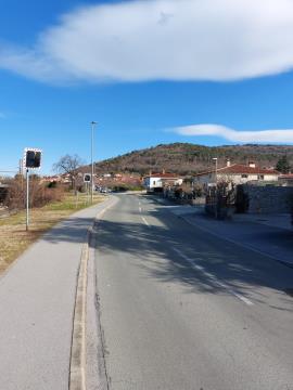 Drogovi s svetili na Bazoviški cesti, vir: Arhiv Občine Sežana