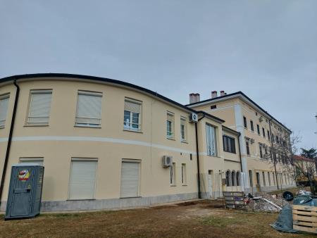 Obnovljena fasada na Polleyevi hiši in prizidku Kosovelove knjižnice; Vir: Občina Sežana