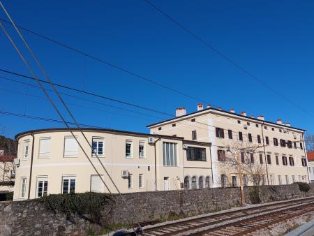 Obnovljena fasada na Polleyevi hiši in prizidku Kosovelove knjižnice; Vir: Občina Sežana
