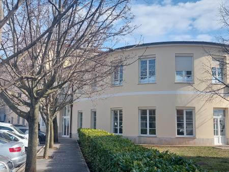 Obnovljena fasada na Polleyevi hiši in prizidku Kosovelove knjižnice; Vir: Občina Sežana