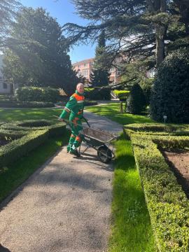 David na delu v Botaničnem vrtu Sežana; Vir. Občina Sežana