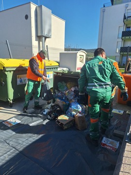 Zabojnik z odpadki, Vir: Komunala Sežana